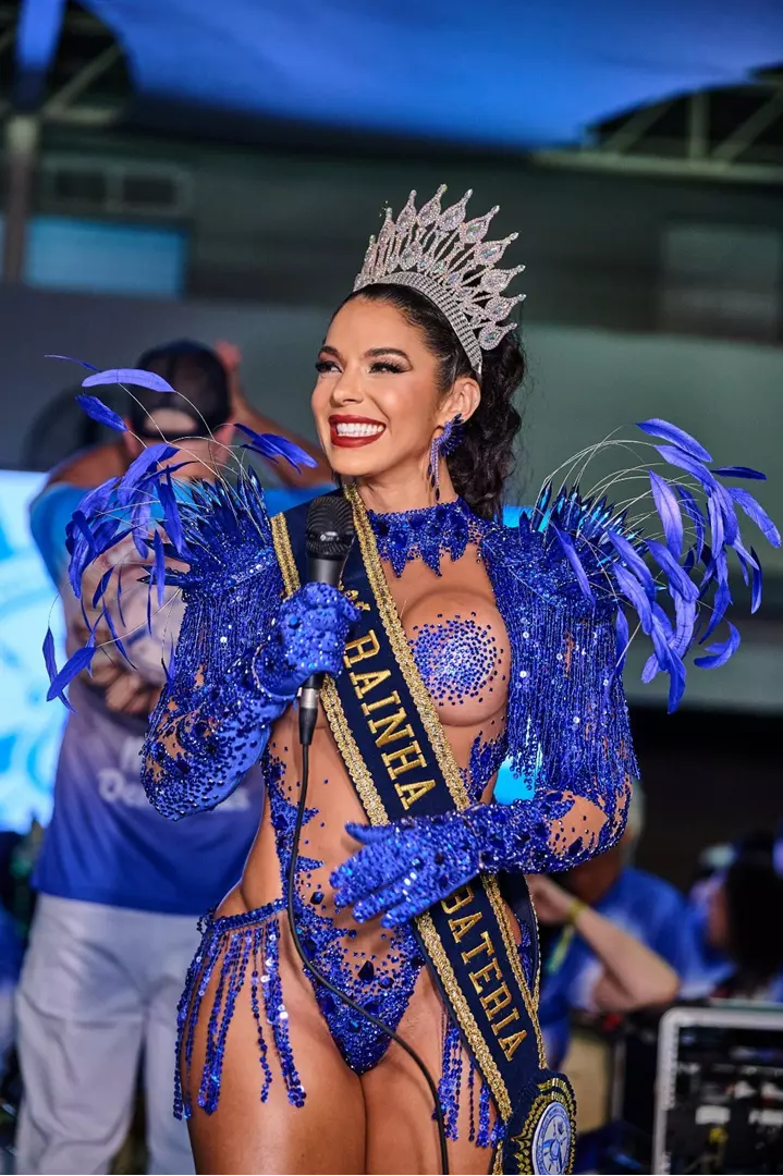 Em uma festa para a escola, Monique Rizzeto é coroada rainha de bateria da Acadêmicos de Niterói